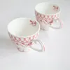 Tazze di piattino al passo di qualità sotto vetrata tazza da caffè in ceramica rosa da 9 once di tazza nera con manico in porcellana del tè pomeridiano