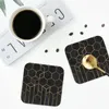 Alfombrillas de mesa Hexagons Black Coasters Pitomats de cuero Improiector de aislamiento impermeable Café para decoración Padres de comedor de cocina en el hogar Juego de 4