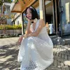 Casual klänningar vit hög kvalitet V-ringning spetsklänning kvinnlig mode romantisk ärmlös enkel elegant svart semester bröllop väst kvinnor