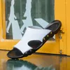 Slippers 2024 Chaussures d'été Sandales de haute qualité Sandales Rivet Leather Place Mens Platform Black Mask Rubber