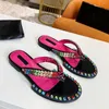 Kapcie luksusowe kolorowe rhinestone Flat S Summer Women Cound Stopa Party Flip Flip Flip Flip Flip Flops Modne buty Zewnętrzne buty