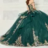 Luxury Emerald Green Quinceanera Robes de la robe de bal épaule Corset Birthday Party Robe Gold Applique Beads Vestidos de 15