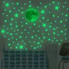 Autocollants muraux étoiles de lune lumineuses pour les enfants décor de chambre de chambre brillance dans les décalcomanies de la terre sombre noctilucent maison 240410