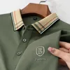Highend Summer Mens Shortsleeved Business Casual Casual Trendy Abelt Polo Couleur solide Couleur Broidered Design Top Fashion 240410