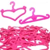 Appendiabiti 20pcs a forma di cuore eleganti e versatili rosa in plastica per abiti da bambole Accessorio per la casa Organizzazione