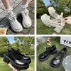 Kleiderschuhe Schnüren flach geschnittene Schuhe Slingback Sandalen mittelschwer Schwarzes Netz mit Kristallen funkelnde Druckschuhe Gummi -Leder -Sommer -Knöchelgurt Pantoffeln