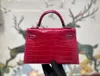 Tasarımcı Çanta Lüks Bayanlar İçin Lüks Çanta Omuz Çantası 19.5cm Gerçek Şiny Timsah Cilt Sarı Hop Pembe Renk Tamamen El Yapımı Kalite Hızlı Teslimat