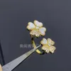 العلامة التجارية الأصلية عالية الإصدار Van Van Double Flower Ring بتلات White Fritillaria Red Chalcedony مطلية بلون شمبانيا 18K مستقيم