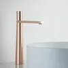 Torneiras de pia do banheiro Torneira criativa preta e função fria acima do contador de cobre de cobre minimalista branco