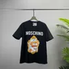 Trendy European Style MOS kurzärmeliges T-Shirt mit Teddy-Bärenbuchstaben-Druckmuster Unisex Top Baumwolle