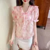 Blusas femininas elegantes mangas curtas de babados elegantes camisa de chiffon 2024 Design de verão Top Floral Ladies Sweet Flower Blusas