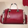 Kvällspåsar Lyxig handväska designer för kvinnor 2024 läder klaffkoppling handväska e damer axel messenger kudde påse
