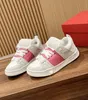 Neueste Stile Luxusdesigner Sportschuhe Frauen Männer Sport Skate Schuhe Valentinolies Sneaker Running Womine Echte Ledernieten -Nieten Trainer