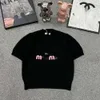 여성 Tshirt Miui Tshirt 디자이너 고급 패션 편지 인쇄 여성 Tshirt 초기 봄 새 플록 둥근 목록 둥근 목 짧은 스웨터 트렌드 C0oo