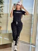 Kadın Gidiş Tasarımcı İki Parçalı Pantolon Günlük Ekip Boyun Siyah T-Shirt ve Pantolon Günlük koşu kıyafetleri ücretsiz gemi