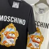 Trendy European Style MOS kurzärmeliges T-Shirt mit Teddy-Bärenbuchstaben-Druckmuster Unisex Top Baumwolle