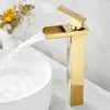 Robinets de lavabo de salle de bain Fauce de cascade Gold Moup de pont de pont unique Vanité Vanité Vésilaise Babinage Tap froid et bassin d'eau Lavage