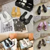 女性のLuxurys Slippersデザイナーサンダルフラットトライアングルスライドサマーファッションブラックホワイトブルーブラウンピンクレザービーチ刺繍ドズルフリップフロップスカフ