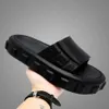 Summer Men's Slippers Designer Open Toe Grueso Suela Durable 5.0 pies Feel Feel Fold Slippers Beach Anti Slip One Word Slippers Negro cómodo