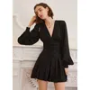 Lässige Kleider schwarz elegantes Partykleid Sommer V-Ausschnitt Puffarm Minikress A-Line Fit Flare Women Chic Streetwear