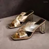 Slippers dames hoge hakken 2024 zomer luxe gouden vierkante teen ontwerper sandalen Clear hiel glijbanen basual soild schoenen