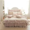 Sängkläder sätter 2024 bomullsröd rosa färg spetsuppsättning täcke täcke säng linnor tasslar lyx prinsessa kjol sängkläder