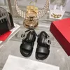 24 Sommer Neues Leder vielseitiger Schwammkuchen dicke Soled Römische Sandalen mit Diamantschnalle und exponierten Zehen Frauenschuhen