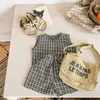 Set di abbigliamento set estivo per bambini 2024 coreano di moda a piazze da scozzera e pantaloni a due pezzi ragazza sottile leggera