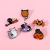 Halloween Cat Ghost Pumkin broche schattige anime -films Games harde emailpennen verzamelen cartoon broche backpack hoed tas kraag reversbadges