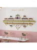 Płytki dekoracyjne Salon paznokci umieszcza półkę w kształcie diamentu w szafce na ścianę