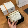 Luxe ontwerper witte rhombus plaid gewatteerde koffer ijdelheid doos tassen mini vierkante make -up portemonnee met spiegel gouden balketen crossbody cosmetische kast 11 cm 17 cm