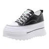 Scarpe casual 2024 Scarpe per torta di pino primavera e autunno: suola piatta da donna con versatile Spessa piccola bianca