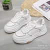 Casual schoenen kleine witte dames 2024 Springstijl kleur bijpassend lederen oppervlak opgelost Soft Bottom Sports Sneaker