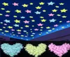 100 pezzi di stelle luminose da 100 pezzi di stelle luminose brillano nei giocattoli scuri per decorazioni per bambini decorazioni per il compleanno del compleanno di Natale 6885648