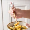 Chopsticks japanska kreativa färgglada hushållspetsade långa trä singelpaket sushi offentligt