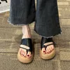 Slippers Design unique avec des semelles épaisses et des sandales pour les femmes Version coréenne Summer Fashionable confortable