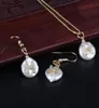 Echte parel geplaveid 26 Alfabetbrief Charm Wit CZ Crystal Gold Pendant Choker ketting Druppel Earring Sieraden Set Wedding Geschenk EARR6248735