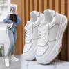 Casual schoenen kleine witte dames 2024 Springstijl kleur bijpassend lederen oppervlak opgelost Soft Bottom Sports Sneaker