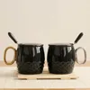 Керамические водяные чашки кофейной ананас золотой ручка черная кружка высококачественного подарочного подарка с ручной режимом
