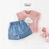 Ensembles de vêtements Summer Born Girls 2pcs Vêtements Set Cartoon Cloud Patchwork Sweet T-shirt Strawberry broderie Short Cost Baby Tenics