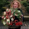 Dekorativa blommor julkrans med röd lastbil eleganta och konstnärliga återanvändbara dörrprydnader för räcke dörrar entré