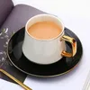 Coppe Saucers Creative Luxury Cup Ceramic Ceramica fatta a mano Gold Rim Coffee Utensil Coppia Reusibile Set di articoli da regalo Friends Mug 50