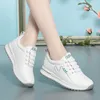 Chaussures décontractées Little blanche Femme 2024 Sports Soft Single Spring Automne Designer Sneakers d'âge moyen et âgé