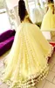 Splendidi vestiti dolci da 16 abiti Quinceanera Abito floreale dalla spalla Giallo Tulle Giallo 2020 Abiti da ballo con fiori 5864445