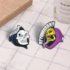 Halloween Skull Pin Leuke anime -films Games Harde emailpennen Verzamel cartoon broche Backpack Hat Bagel Rapel Badges