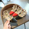 Sneakers Girls Romeinse sandalen 2021 Zomer nieuwe kinderpantoffels met klinknagel Softsole prinsesschoenen mode puntige sandalen smg117