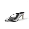 Buty kapcie dla kobiet 2024 Eleganckie złote sandały kwadratowe obcasy pokrywy stóp palec klepie klapki na pvc hallow zapatos