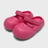 Nouvelles pantoufles de luxe hommes femmes résistantes au glissement d'été ont un fort sentiment de marquer des chaussures perforées à semelles épaisses avec une enveloppe d'orteil et des sandales à moitié flip 35-47