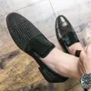 Marka czarne kolce męskie mokasyny luksusowe buty dżinsowe i metalowe cekiny Wysokiej jakości swobodny męski buty ślubne buty 240407