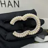 Klassisk designer Pearl Brosches Women 18K Gold Fashion Unisex Diamond Men Crystal Rhinestone Double Letter Brooche Pin Kläder smycken Party Accessories